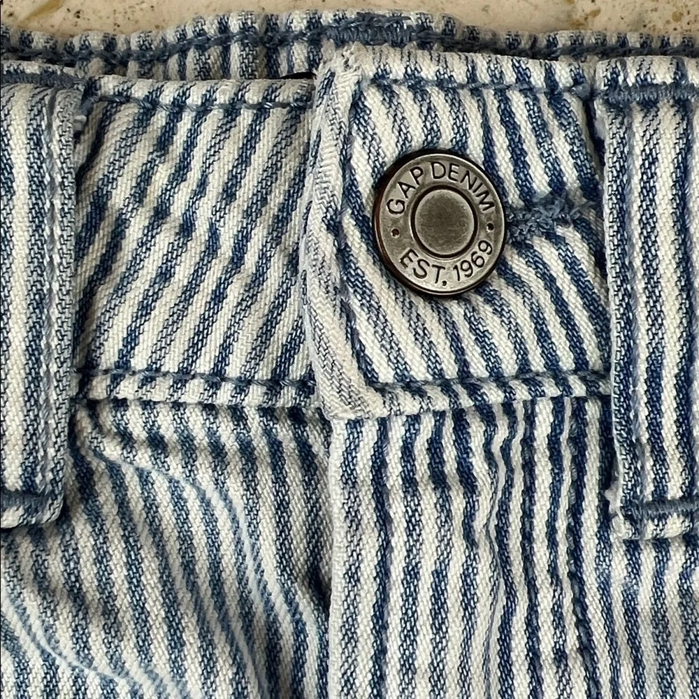 Gap denim girls skirt size 6 blue and white stripe